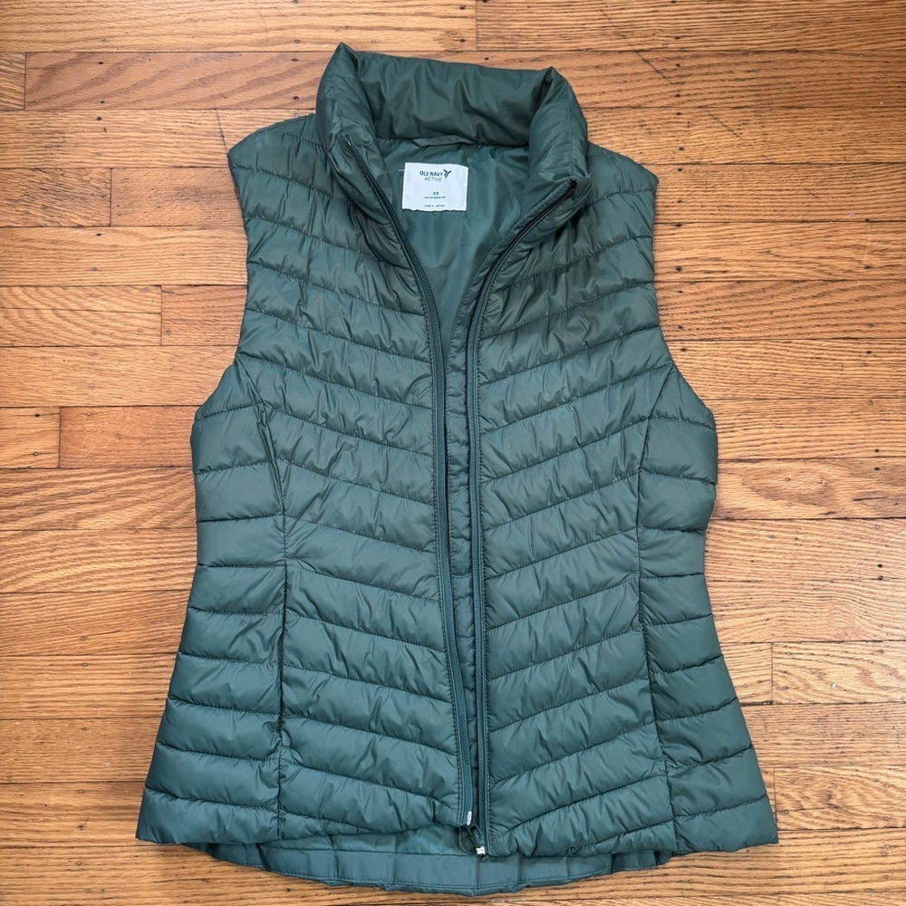 Women’s Old Navy Active Water Resistant Green Puffer Vest Size XS - Picture 7 of 10